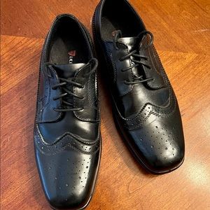 Boys size 6 M Dress Shoes